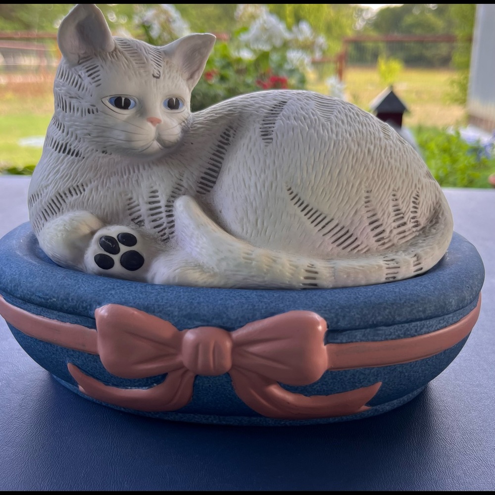 VINTAGE CAT TRINKET BOX BY MARY LAKE THOMPSON FOR SILVESTRI HAND PAINTED